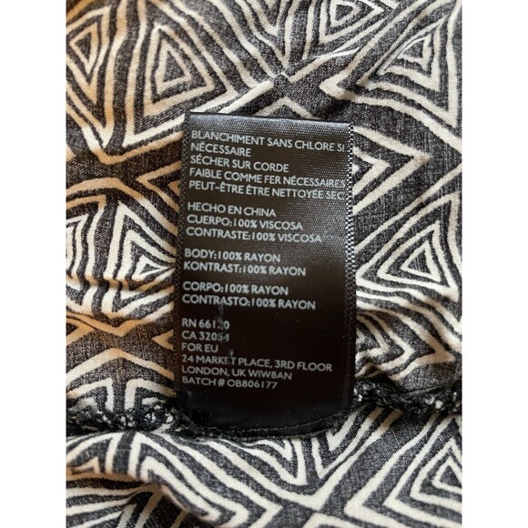 Urban Outfitters Cropped Top Black Tribal Print Sz XS High-low hem a22 - Picture 7 of 8